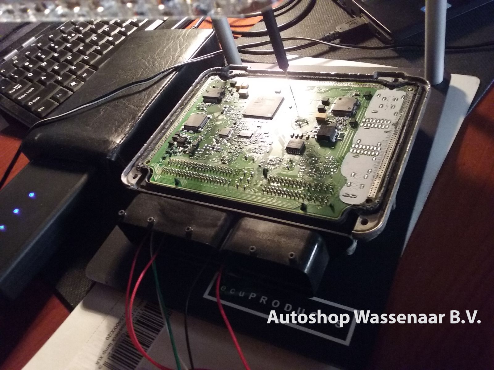 Geopende motor-ECU aangesloten op de werkbank