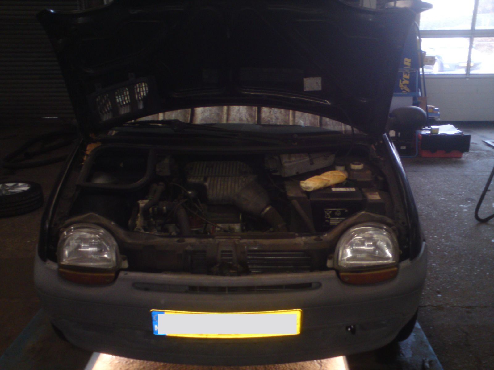 Renault Twingo met open motorkap in de werkplaats