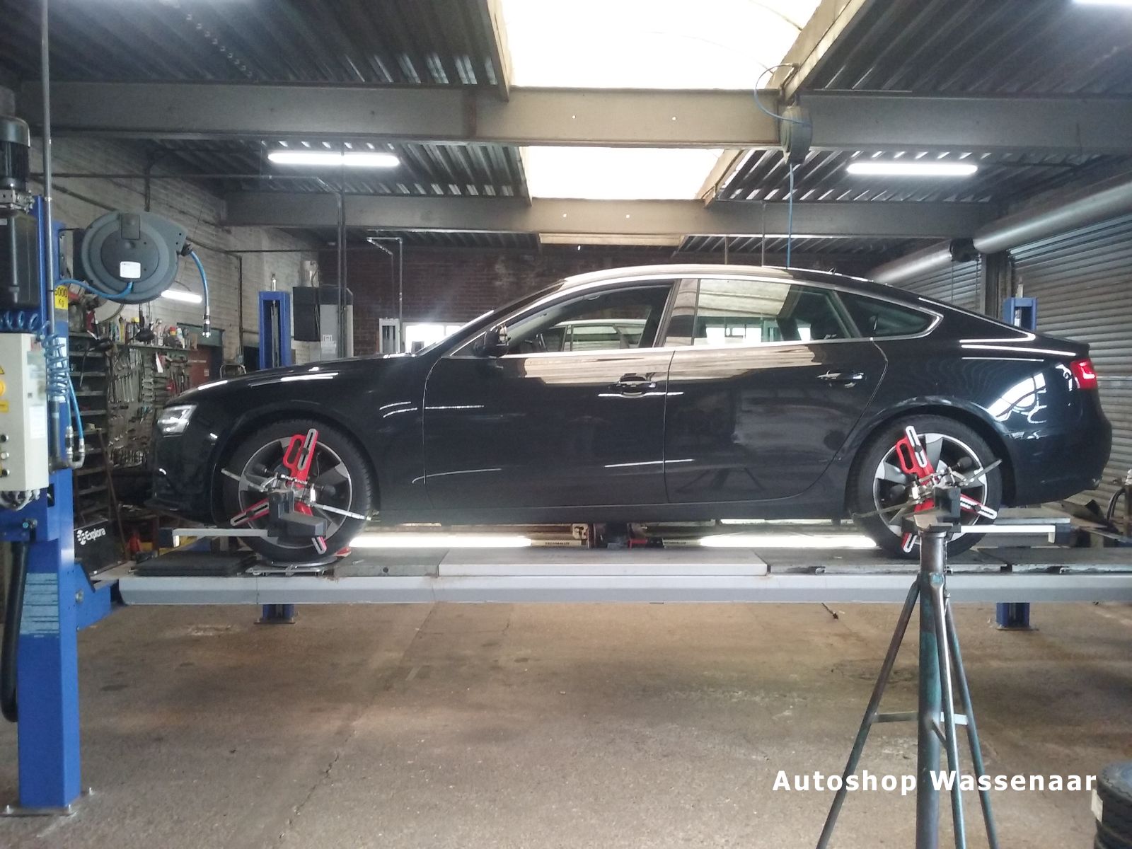 Auto op de uitlijnbrug met camera's